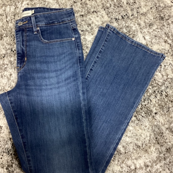 Levi Mid Rise Bootcut size 2 - Picture 2 of 4